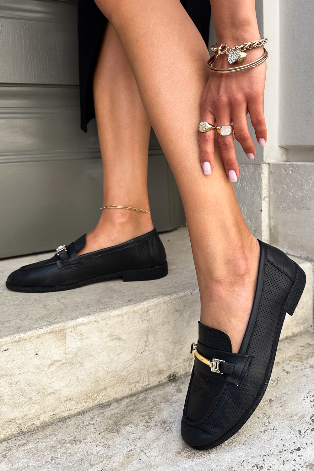 Czarne perforowane mokasyny Martini