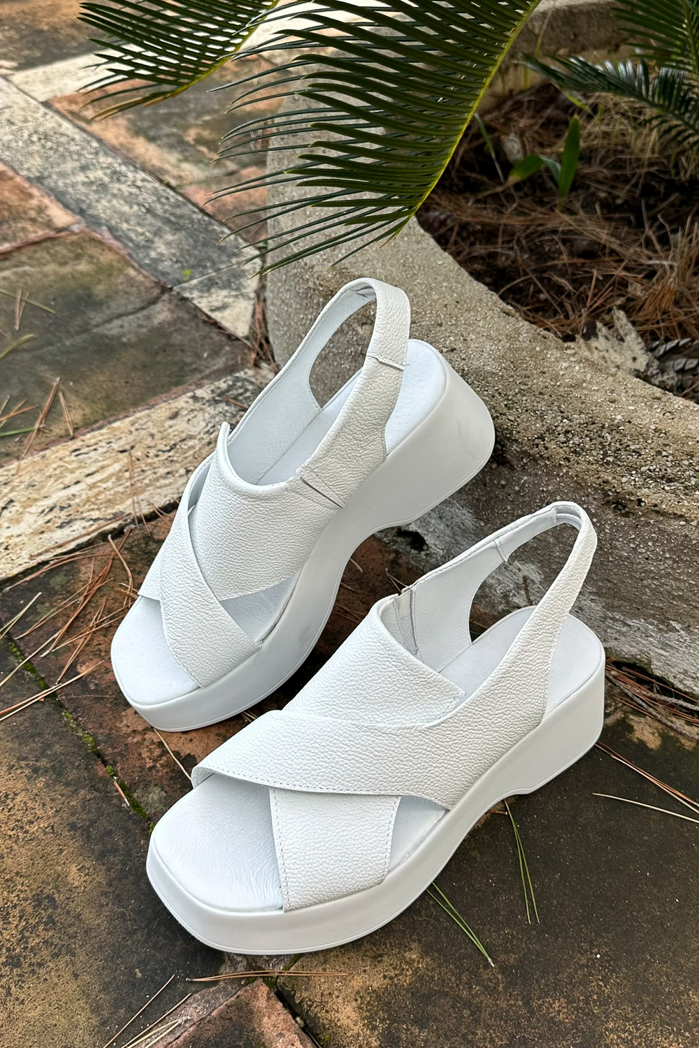 Białe sandały Inika