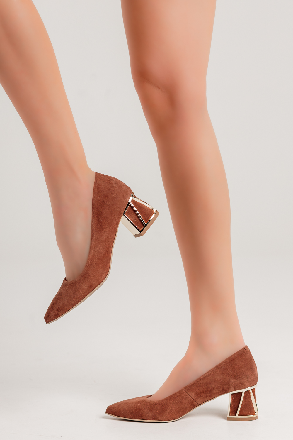 Czarne zamszowe czółenka na słupku Goldie