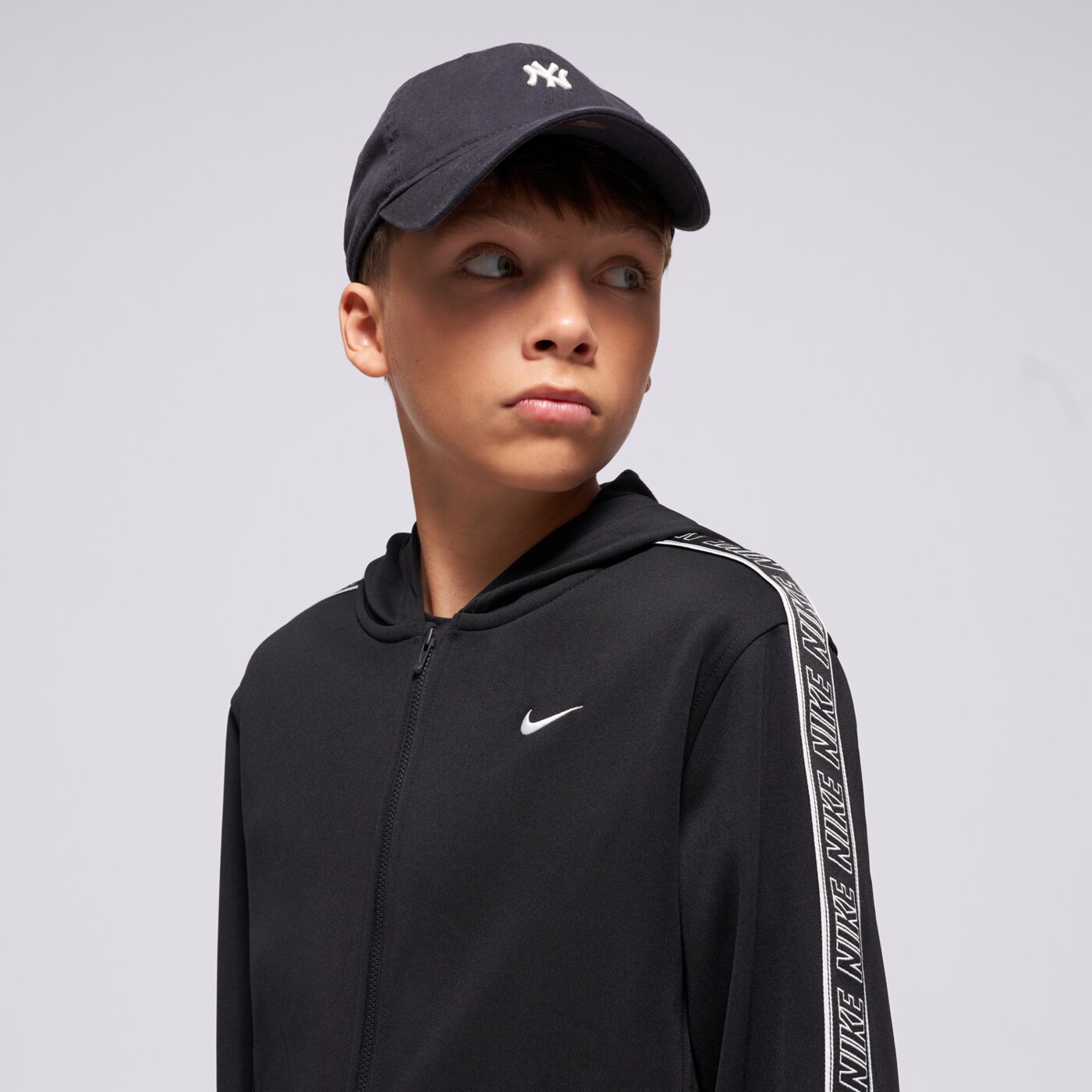 NIKE PULÓVER CIPZÁRAS KAPUCNIS K NSW DF CLUB+ POLY FZ HDY BO