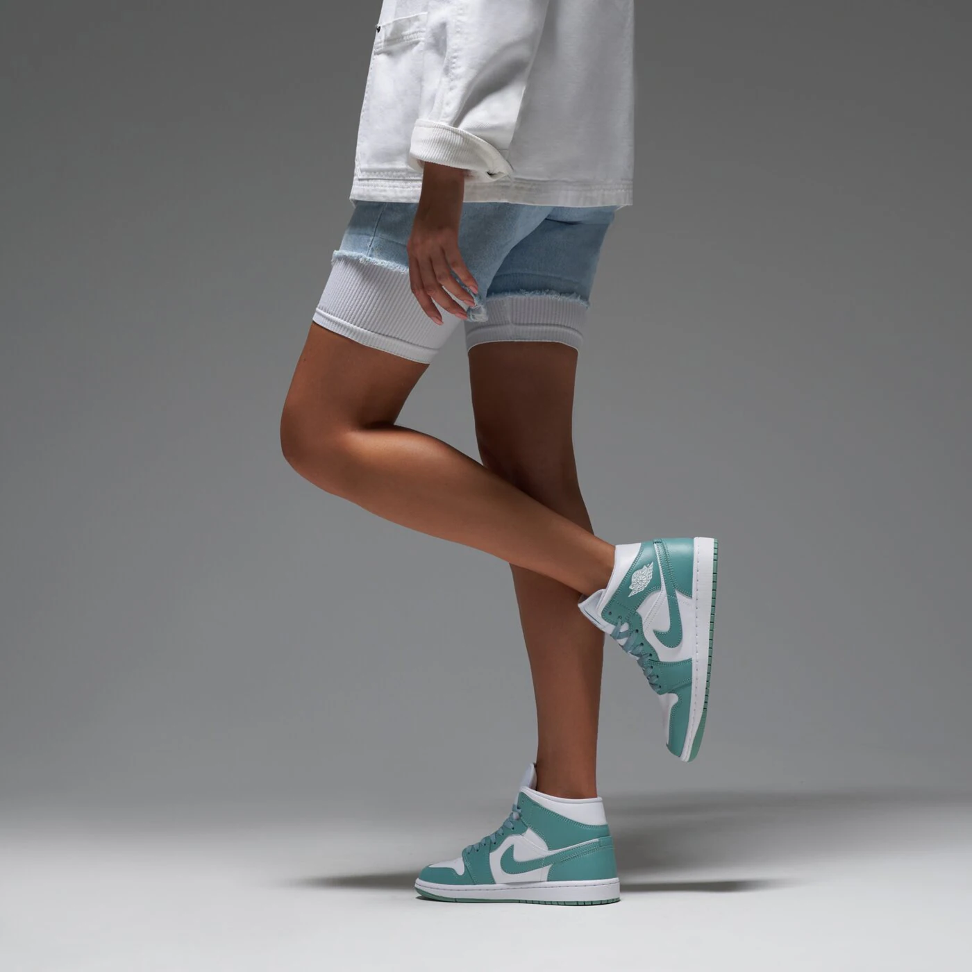 WMNS AIR JORDAN 1 MID