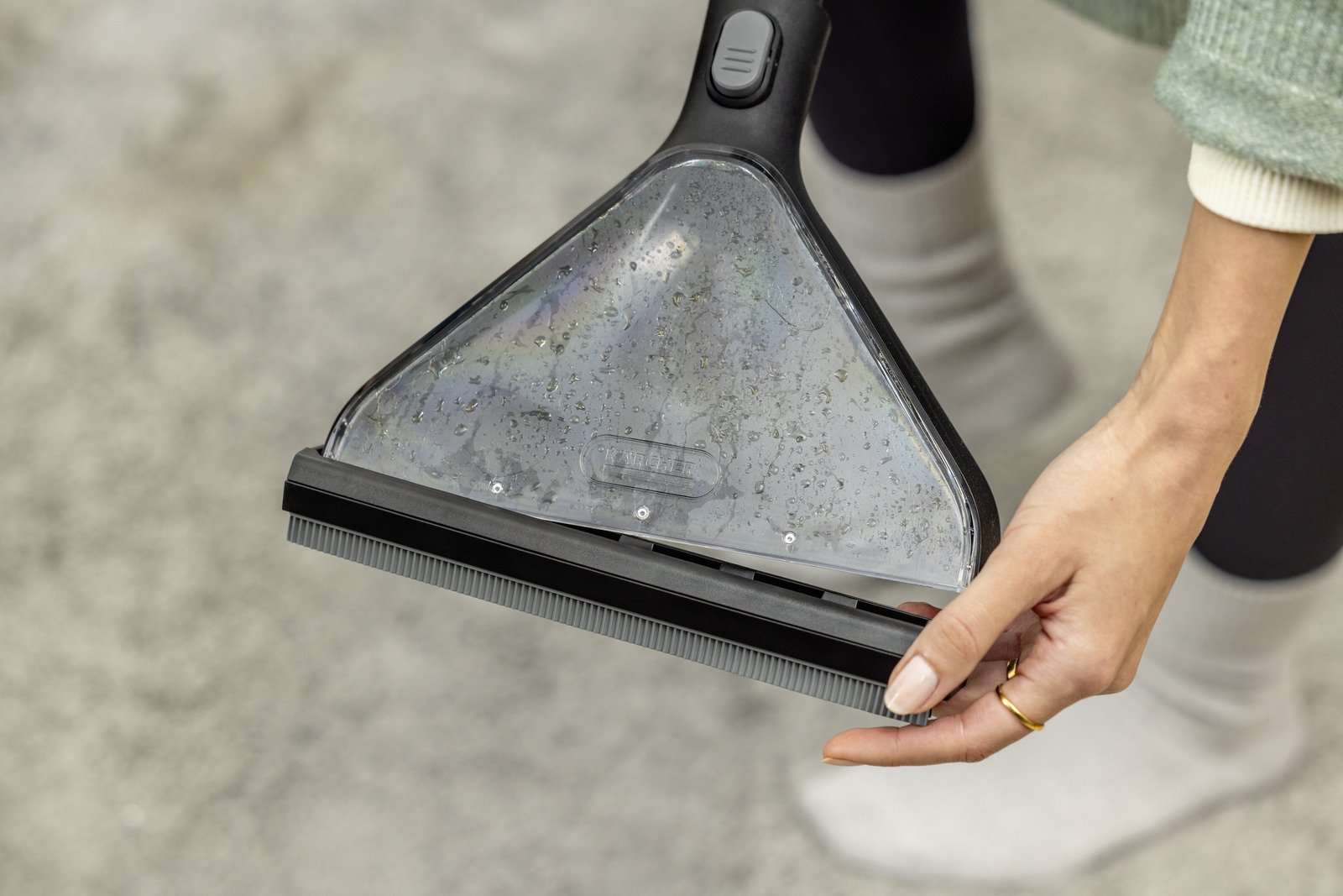 Spray extraction cleaner           SE 4 Select Carpet Cleaner