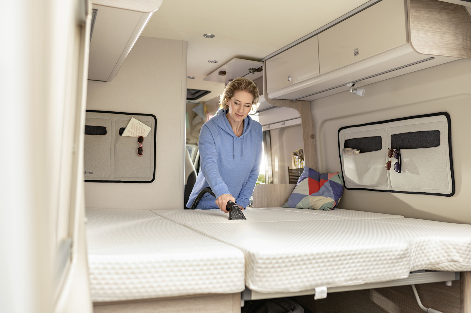 Battery powered spray extraction cleaner           Cordless SE 3-18 Compact Home Spot Cleaner