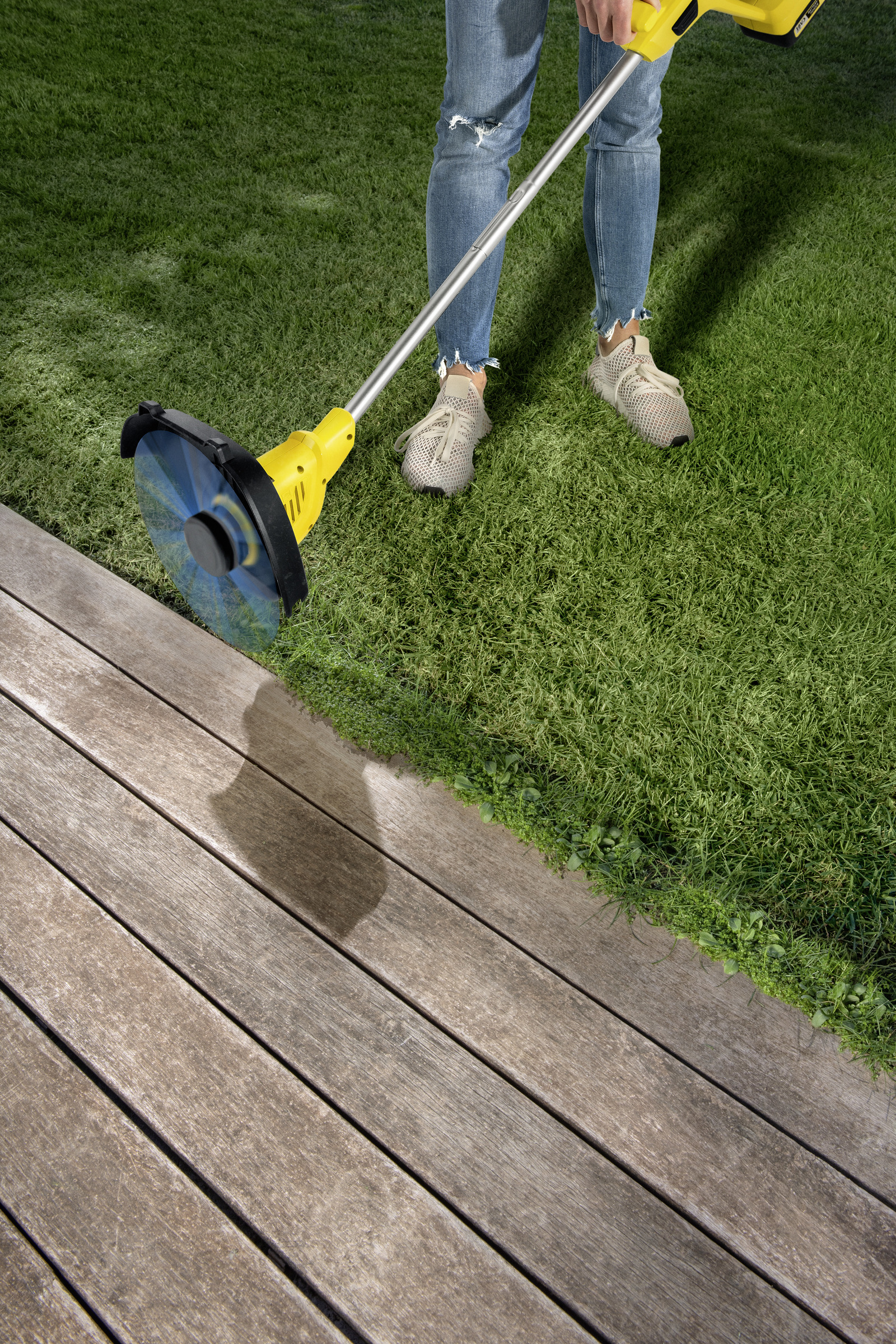 Battery lawn trimmer           LTR 18-25 Cordless Grass Trimmer (Battery Set)