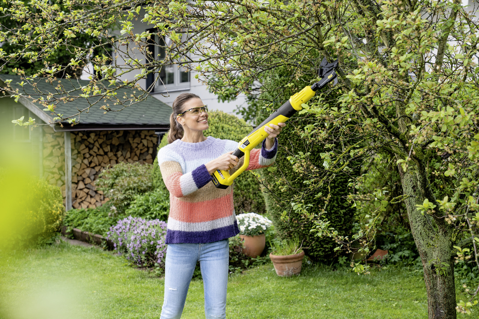 Battery tree lopper           O 18-32 Cordless Tree Lopper (Machine only)