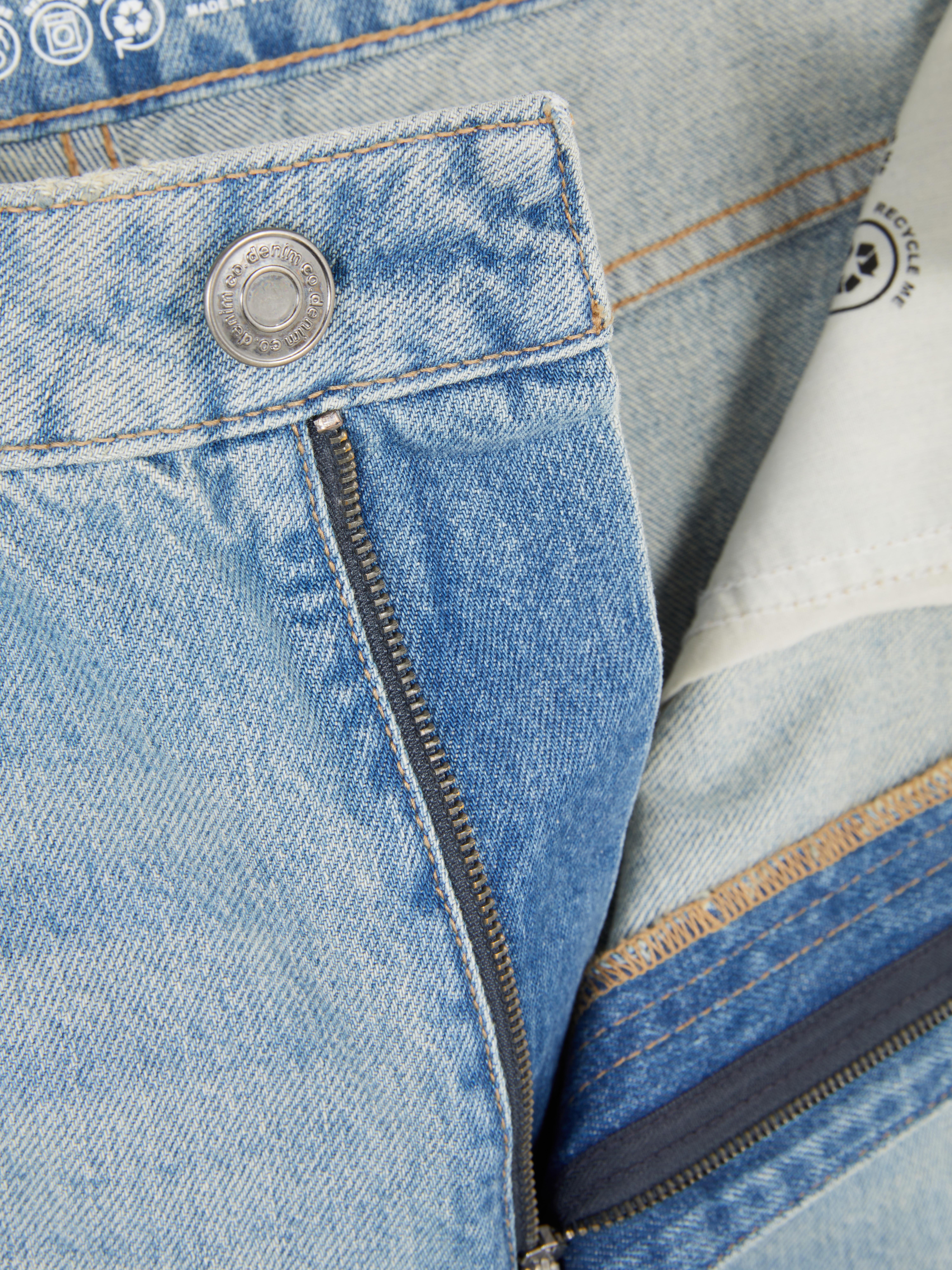 Mid-Rise Baggy Jeans