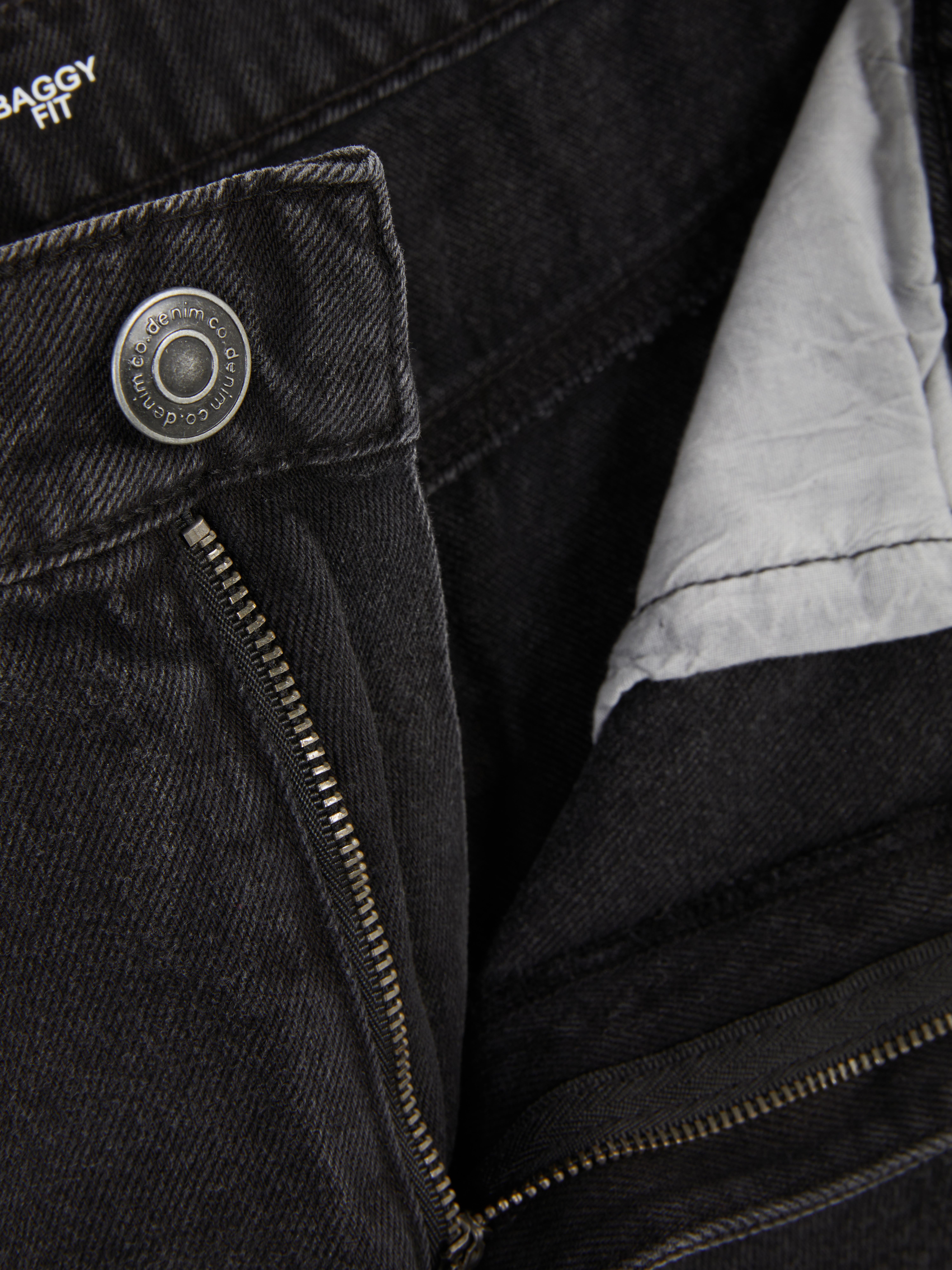 Mid-Rise Baggy Jeans