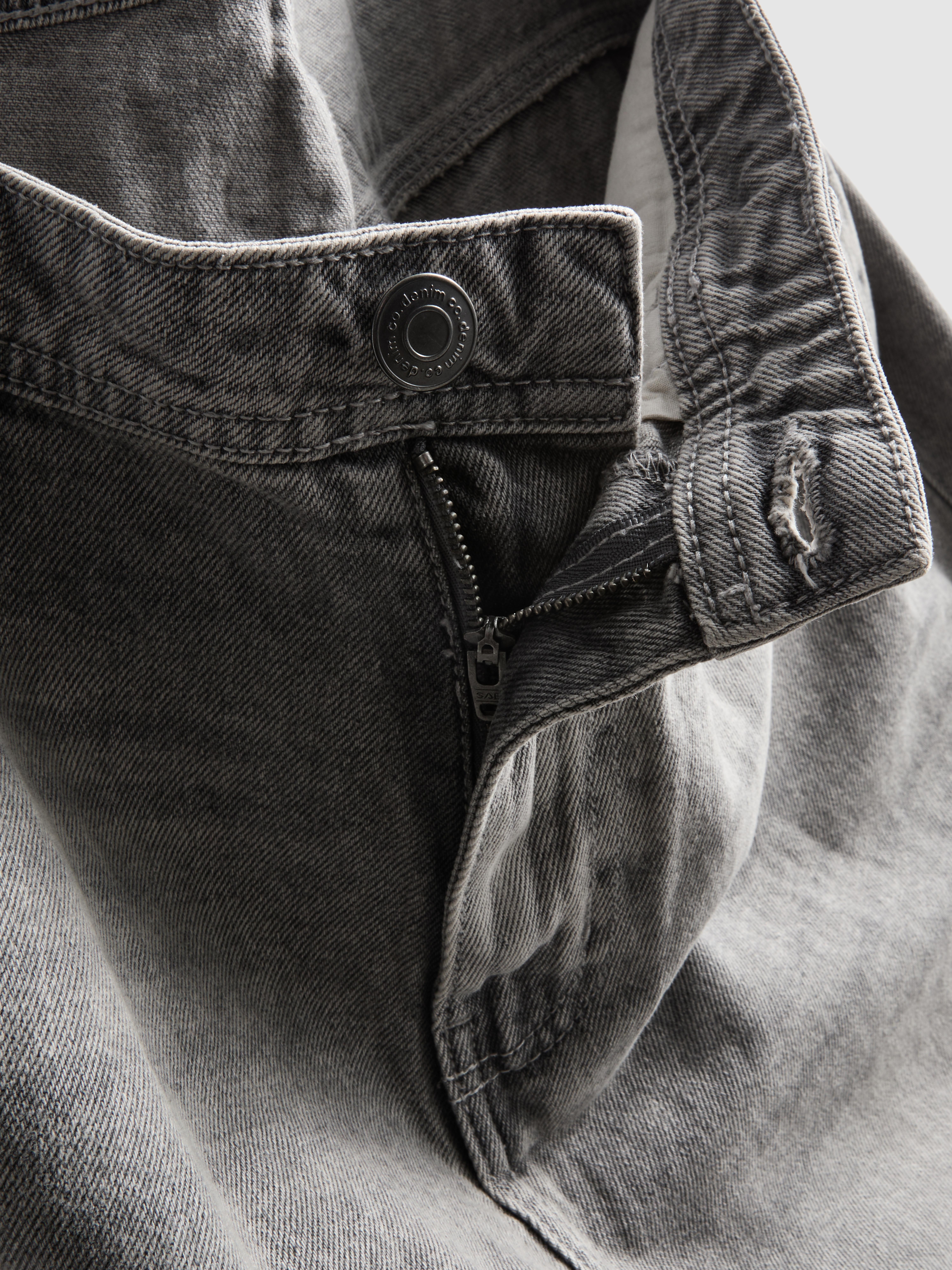 Mid-Rise Relaxed Straight Leg Jeans