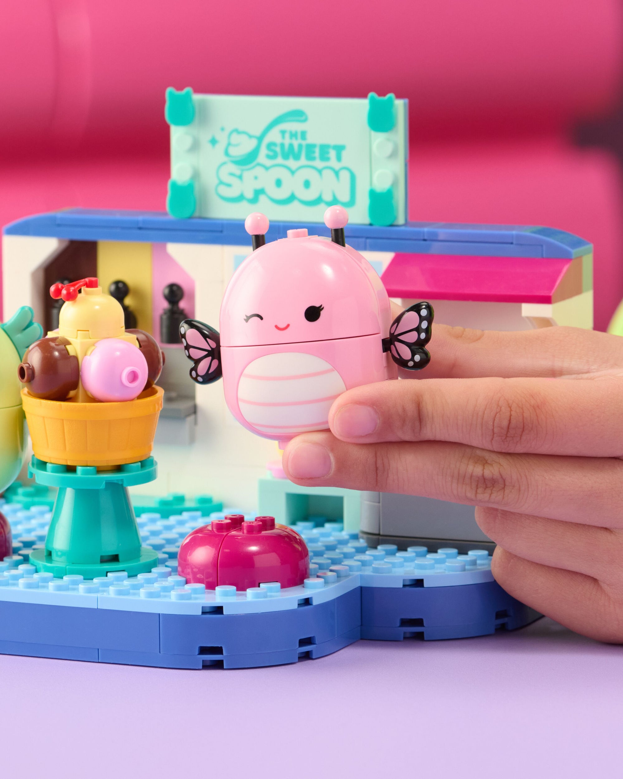 Squishmallows Frozen Yogurt Fun with Andreina & Mipsy Building Set