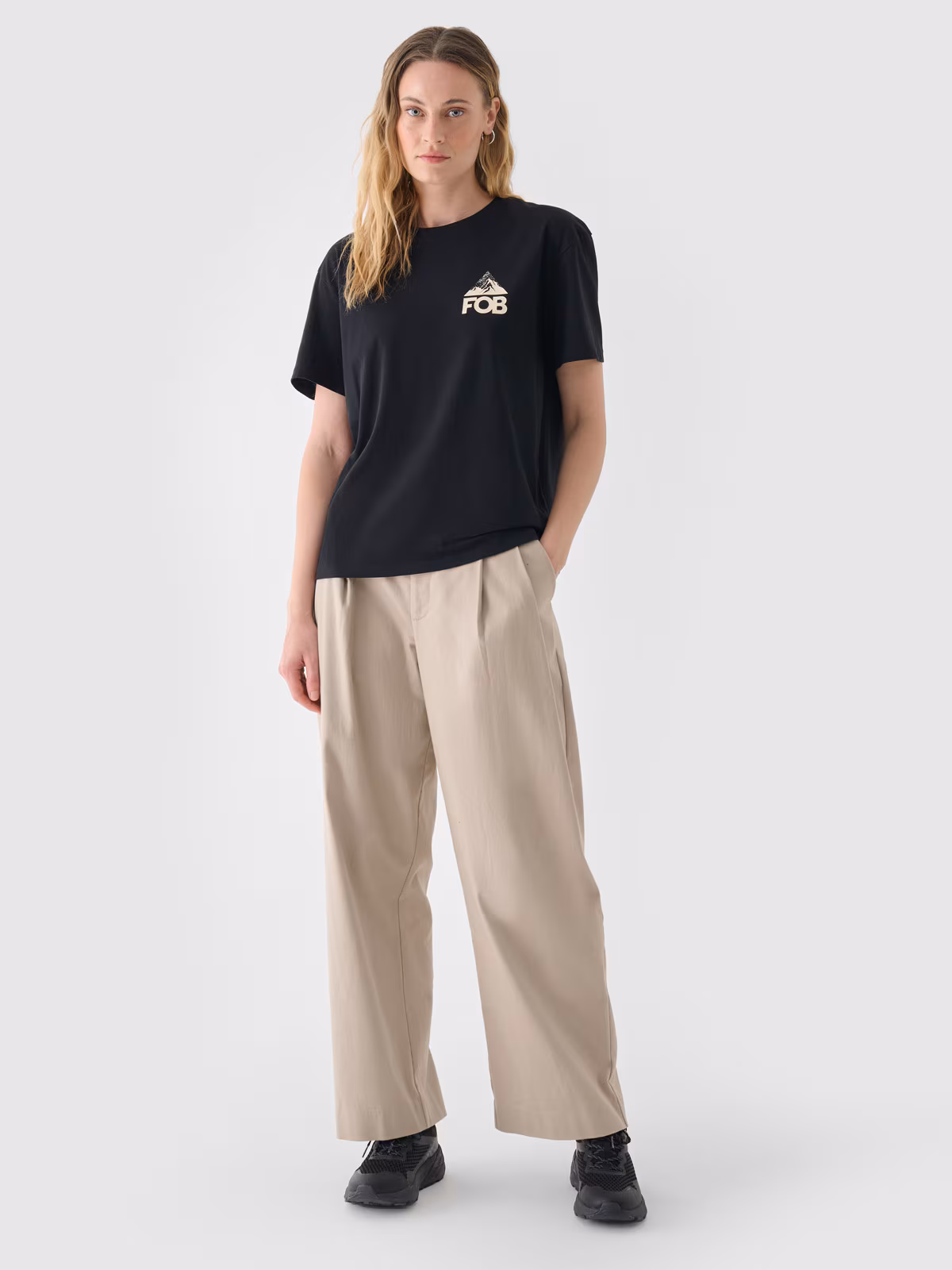 T-shirt regular z nadrukiem damski - czarny