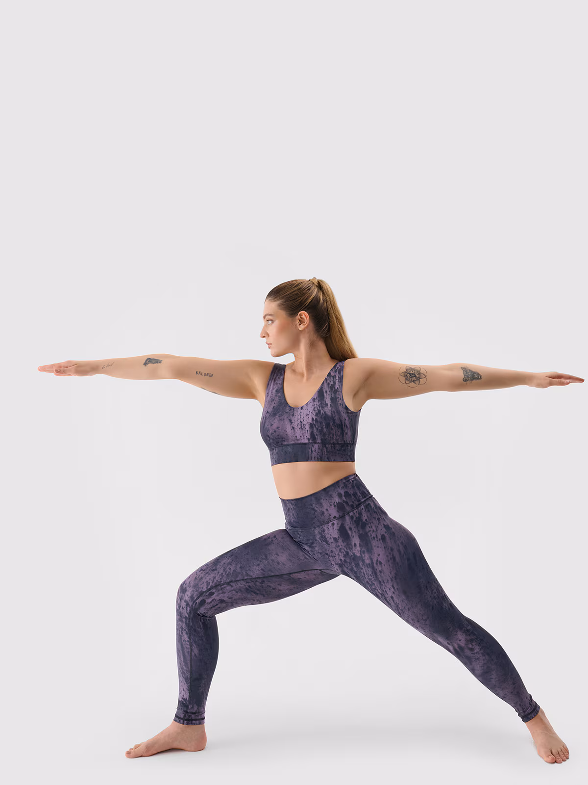 Biustonosz do jogi i pilatesu z niskim wsparciem z materiału z recyklingu damski - brązowy