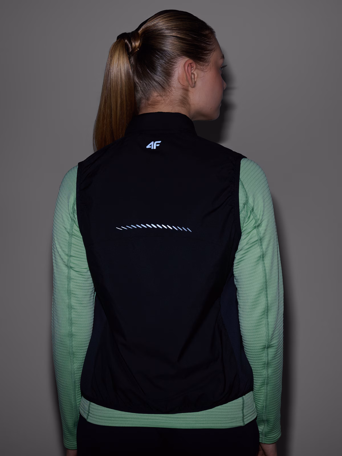 Bezrękawnik do biegania pikowany ze stójką damski - szary