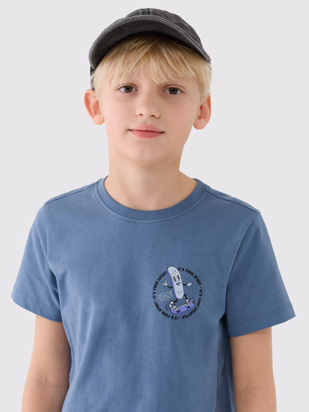 T-shirt regular z nadrukiem chłopięcy - czarny