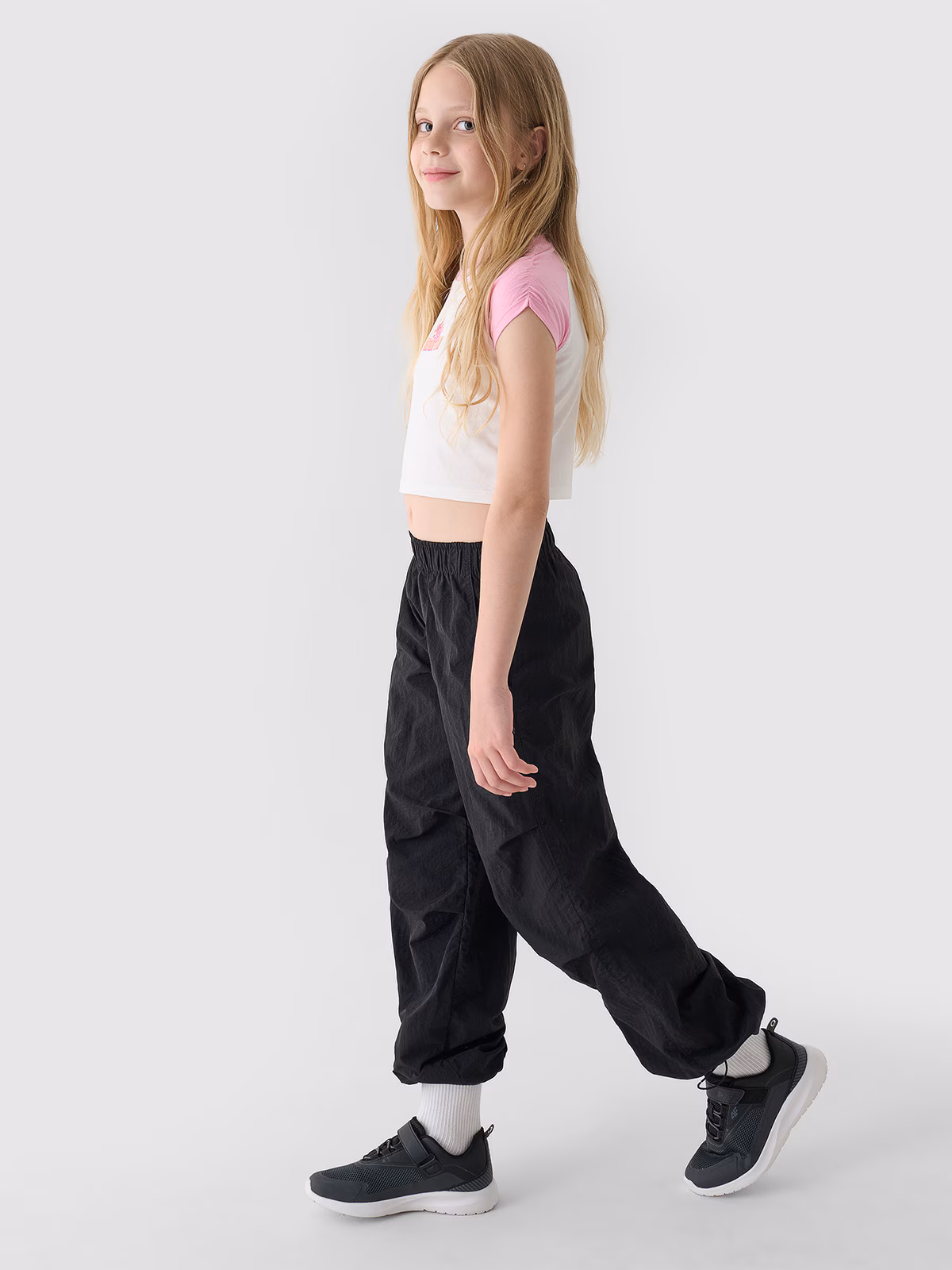 T-shirt cropped z nadrukiem dziewczęcy - turkusowy