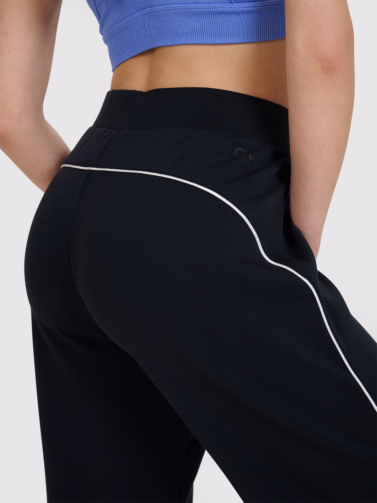 Spodnie dresowe z modalem damskie 4F x Anna Lewandowska - czarne