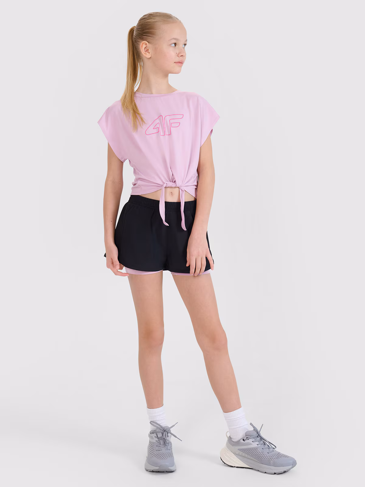 Crop-top sportowy regular z nadrukiem dziewczęcy - czarny