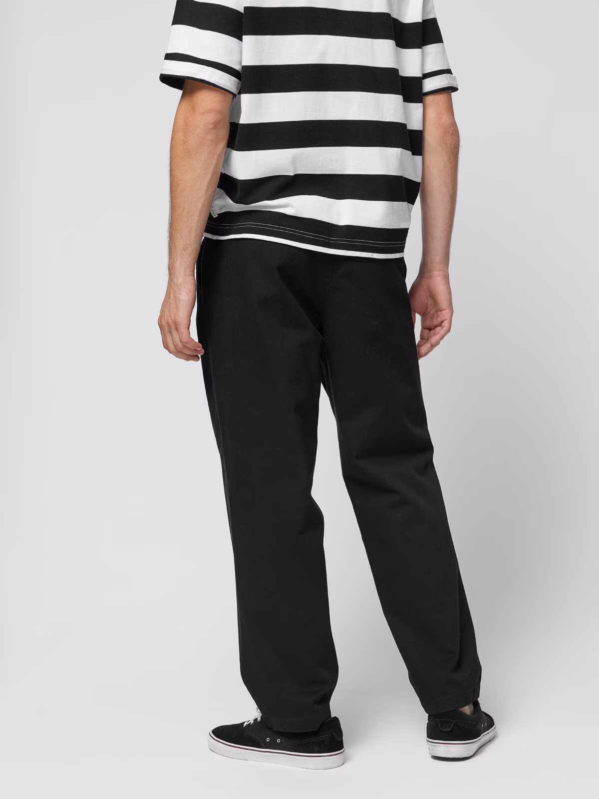 Spodnie tkaninowe o kroju carrot męskie Outhorn - beżowe