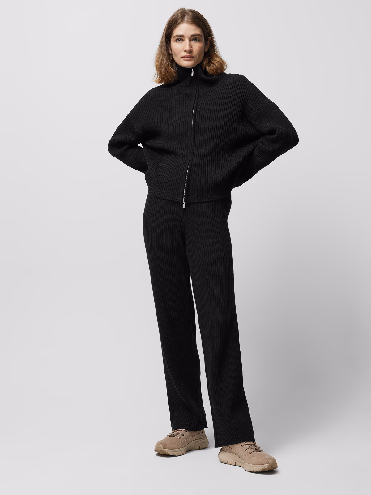 Spodnie casual dzianinowe w prążki damskie Outhorn - czarne