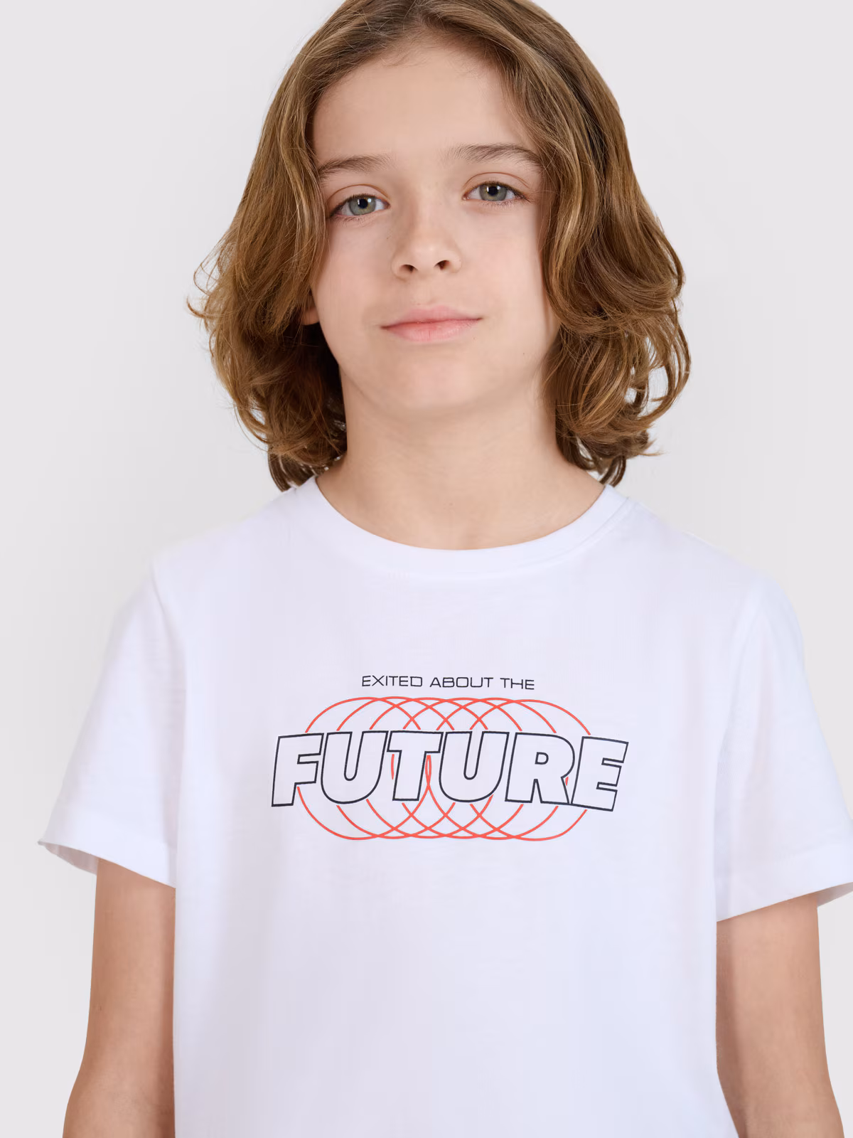 T-shirt regular z nadrukiem chłopięcy - biały