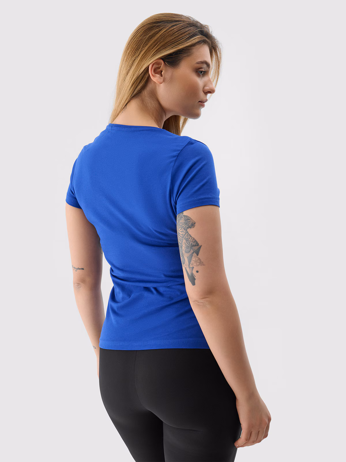 T-shirt slim z nadrukiem damski - niebieski