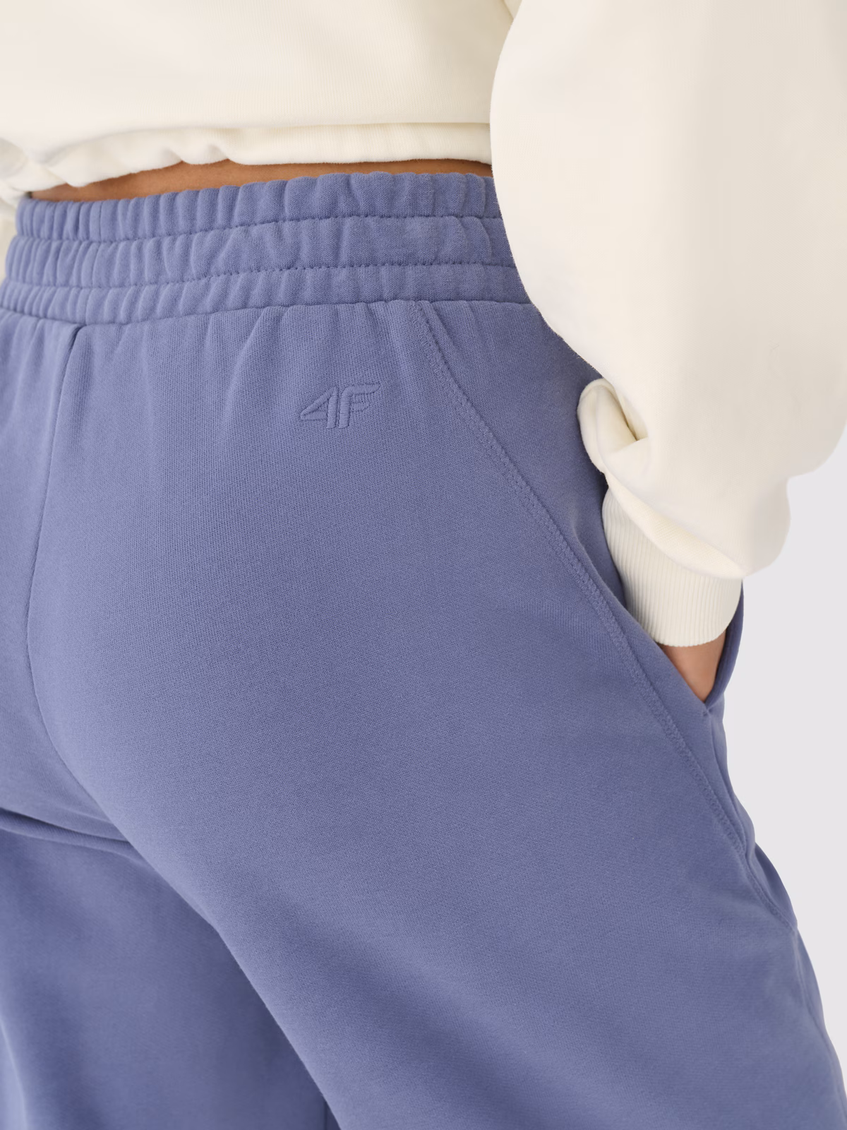 Spodnie dresowe oversize damskie 4F x Anna Lewandowska - czarne