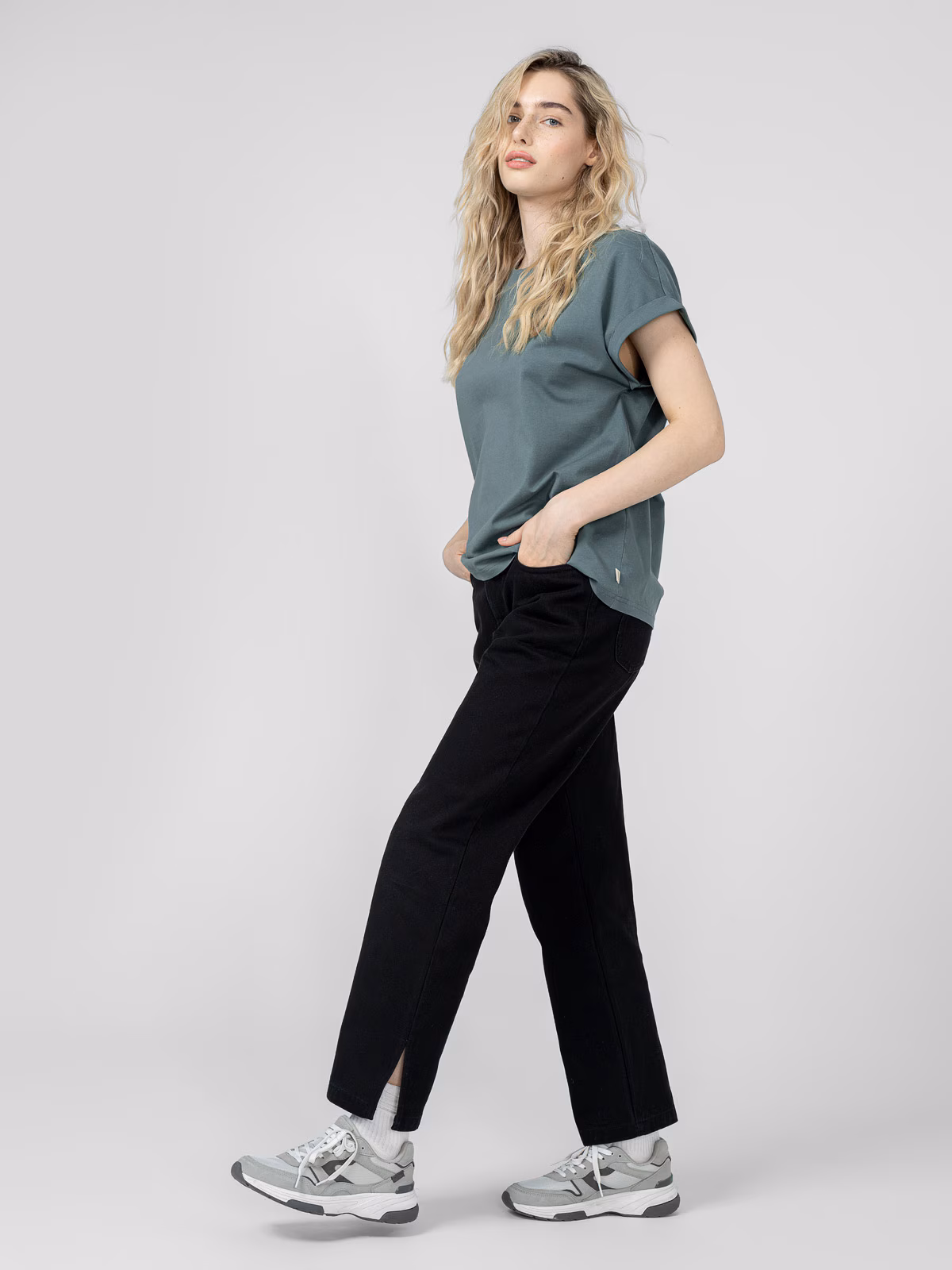 Jeansy straight z prostymi nogawkami damskie Outhorn - czarne