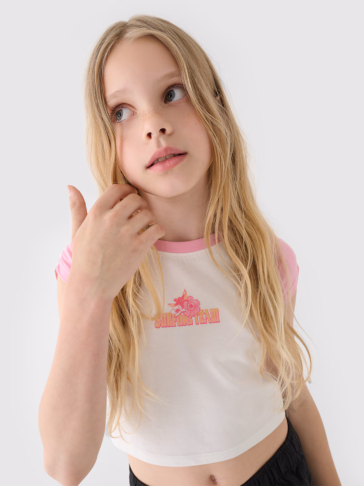 T-shirt cropped z nadrukiem dziewczęcy - turkusowy