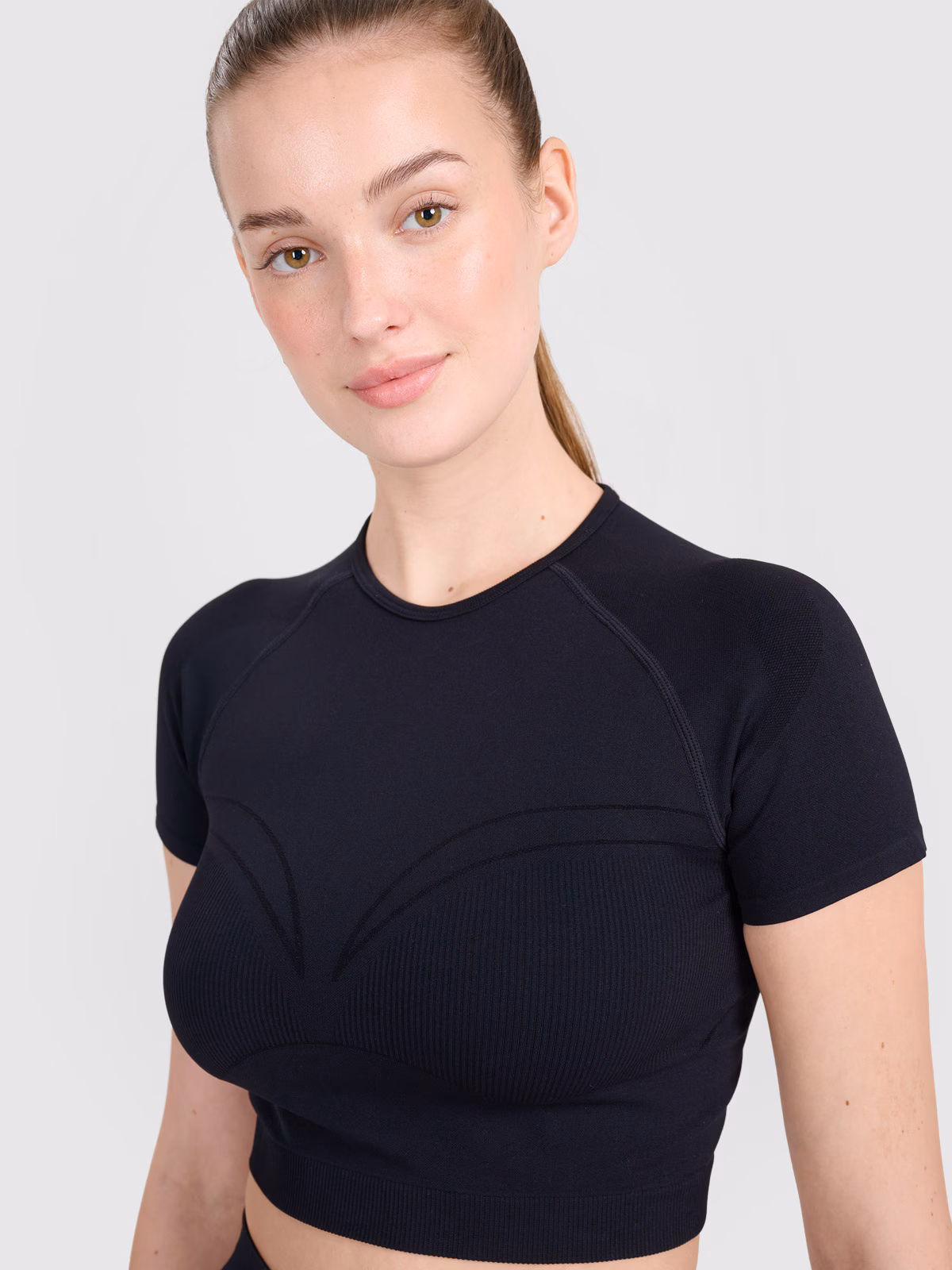 Crop-top treningowy slim bezszwowy damski - czarny