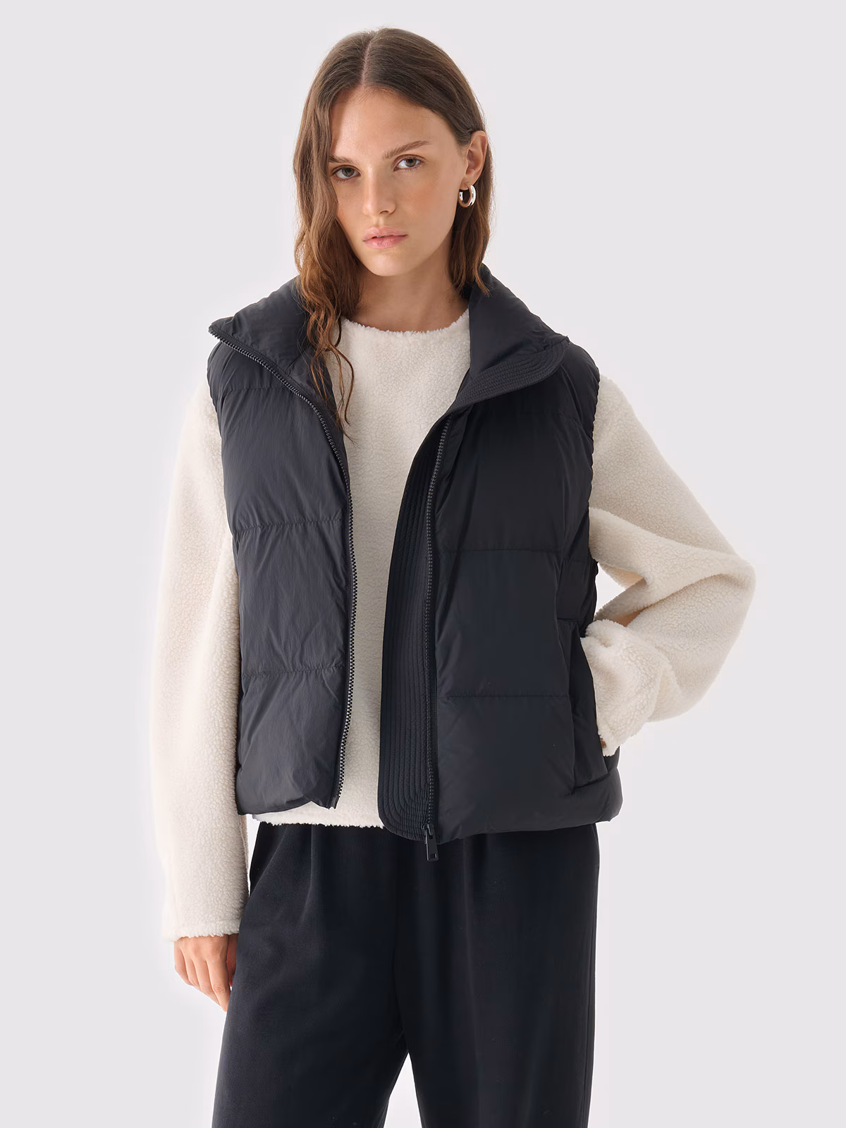 Kamizelka puchowa z wypełnieniem naturalnym damska Outhorn - czarna