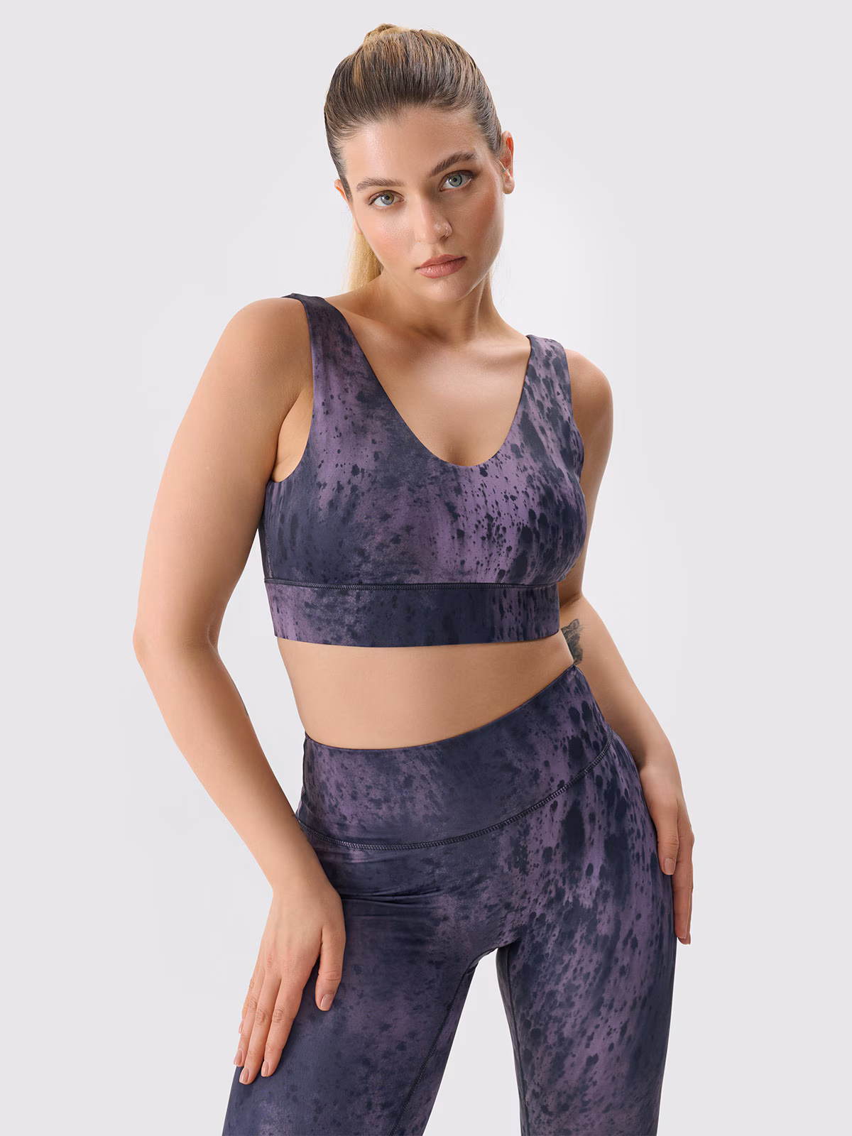 Biustonosz do jogi i pilatesu z niskim wsparciem z materiału z recyklingu damski - brązowy