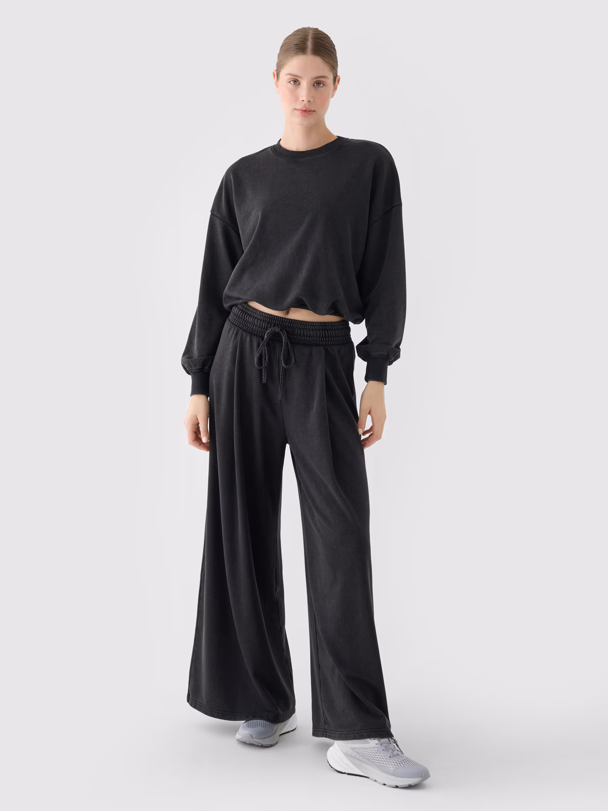 Spodnie dresowe z szerokimi nogawkami damskie - czarne