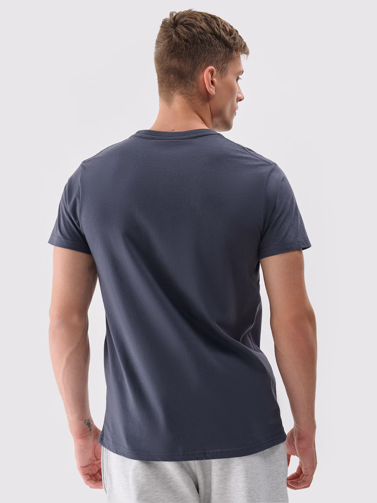 T-shirt z nadrukiem regular męski - szary