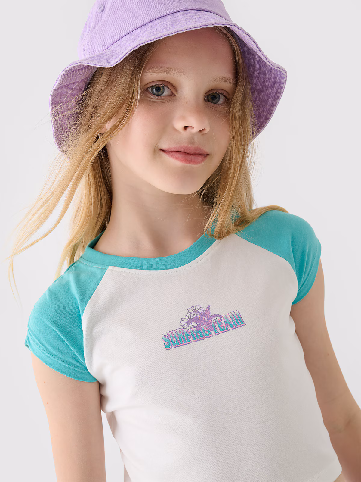 T-shirt cropped z nadrukiem dziewczęcy - turkusowy