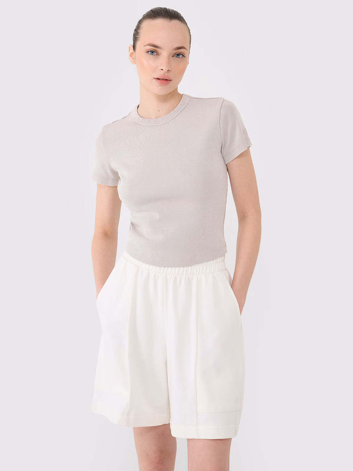 T-shirt slim z prążkowanej dzianiny damski - beżowy