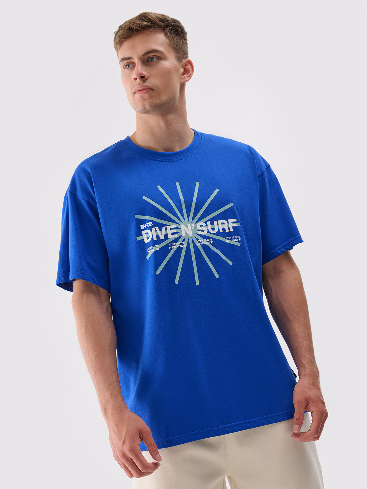 T-shirt regular z nadrukiem męski - niebieski