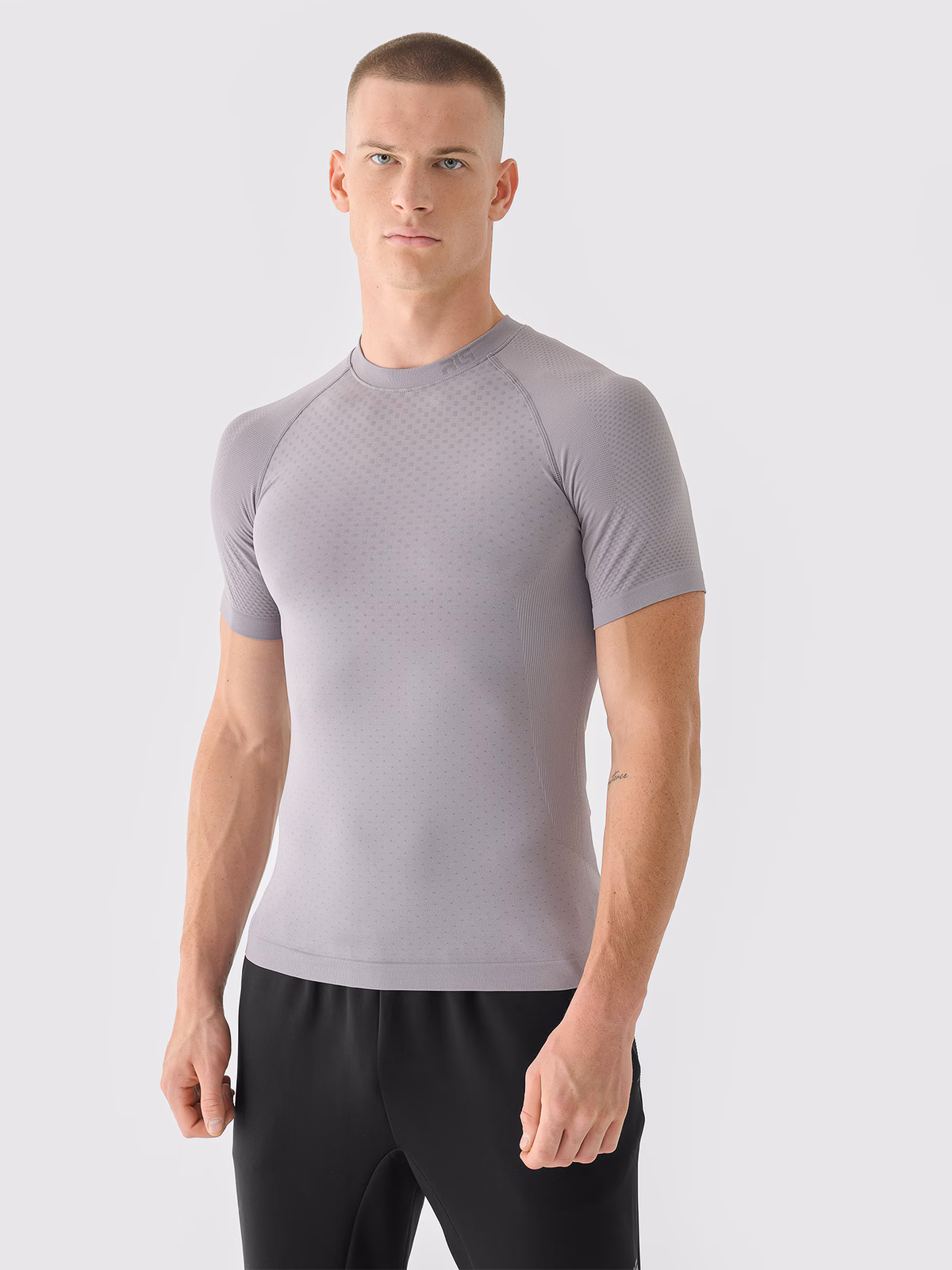 Koszulka treningowa bezszwowa  szybkoschnąca męska 4F x Robert Lewandowski - szara