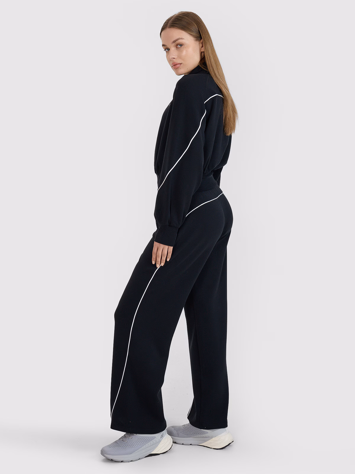 Spodnie dresowe z modalem damskie 4F x Anna Lewandowska - czarne