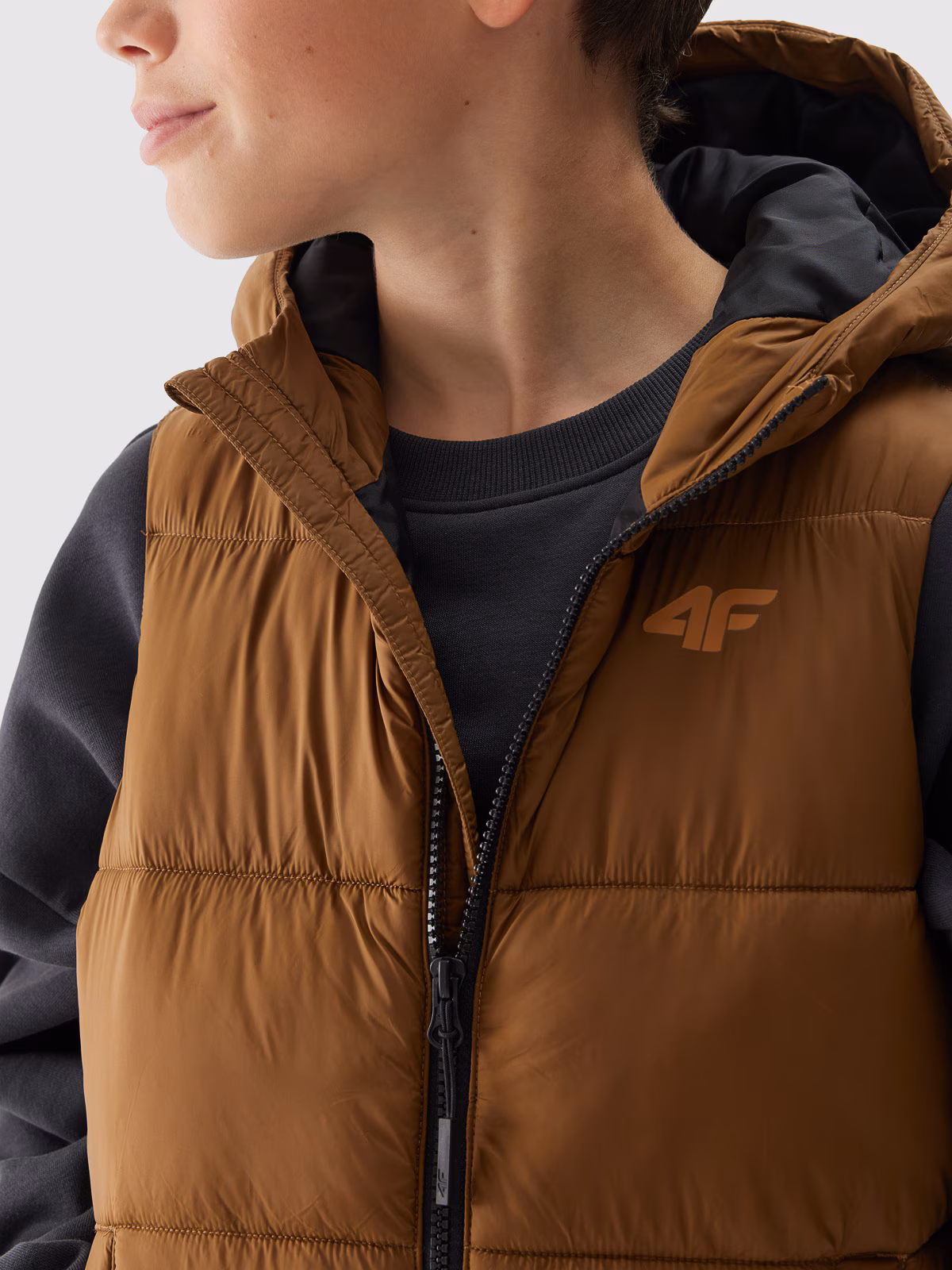 Bezrękawnik puchowy pikowany z kapturem chłopięcy - granatowy