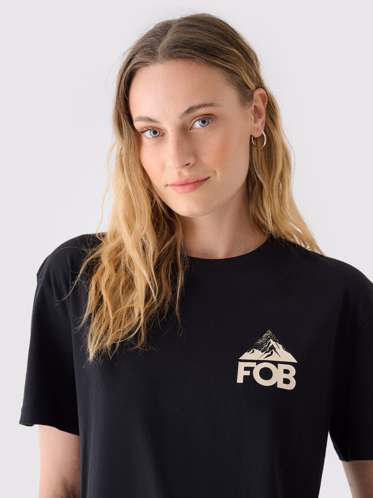 T-shirt regular z nadrukiem damski - czarny