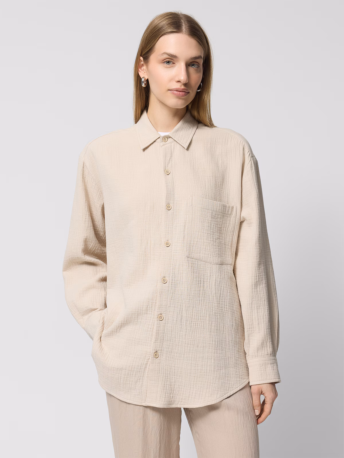 Koszula oversize z bawełnianego muślinu damska Outhorn - beżowa