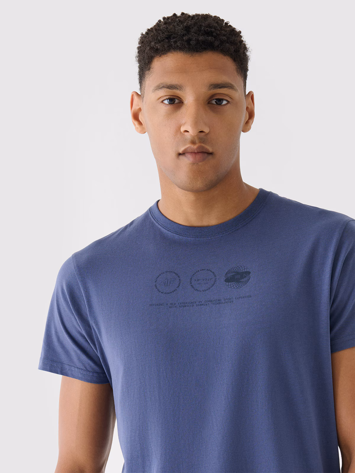 T-shirt regular z nadrukiem męski - granatowy