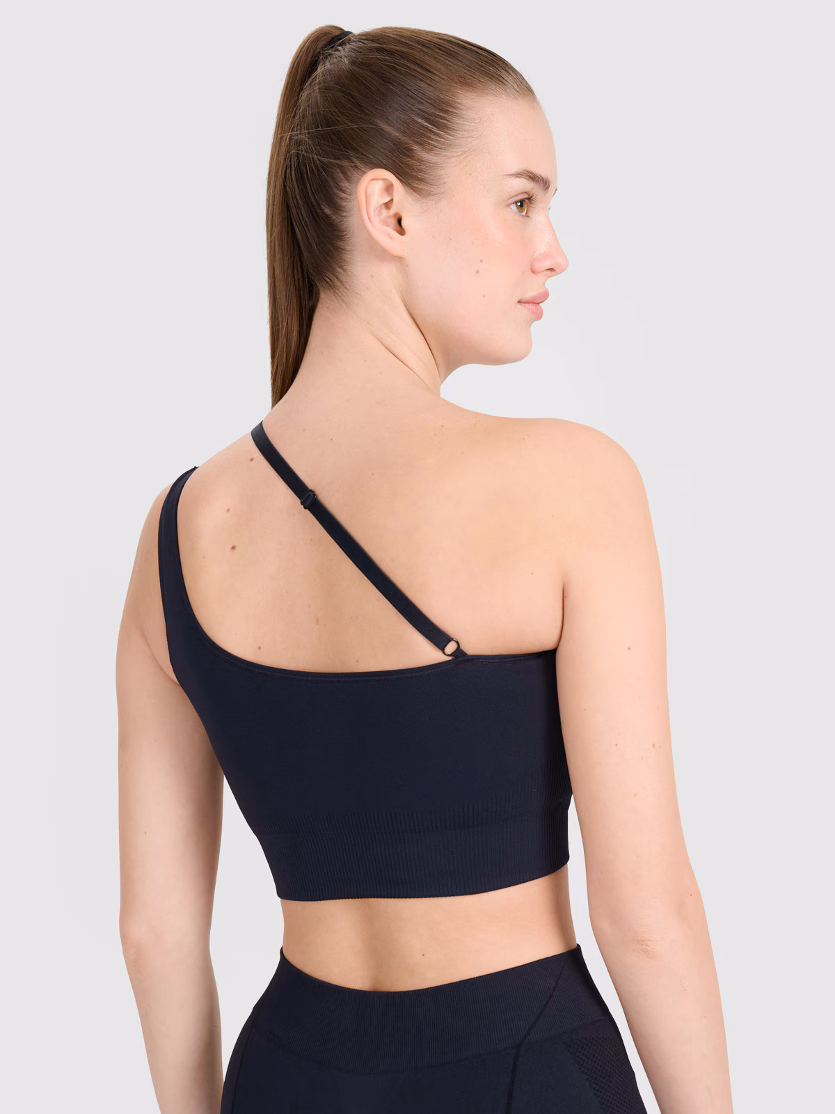 Biustonosz treningowy z asymetrycznym ramiączkiem - czarny