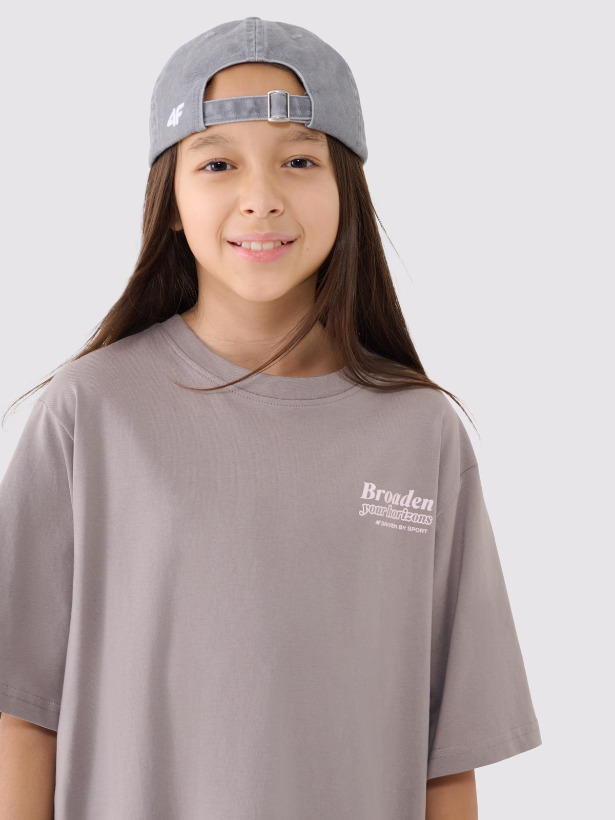 T-shirt oversize z nadrukiem dziewczęcy - beżowy