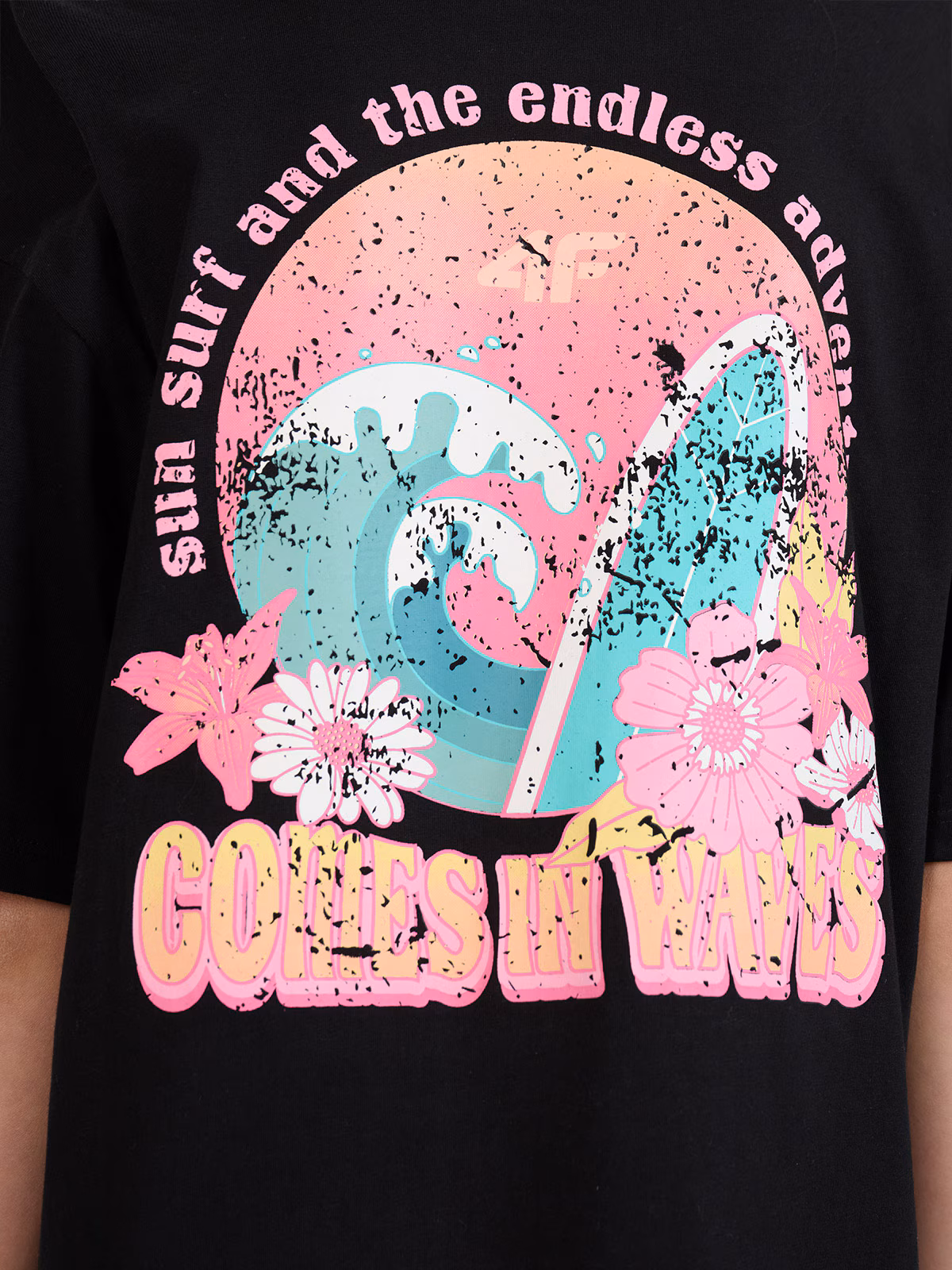 T-shirt oversize z nadrukiem dziewczęcy - czarny