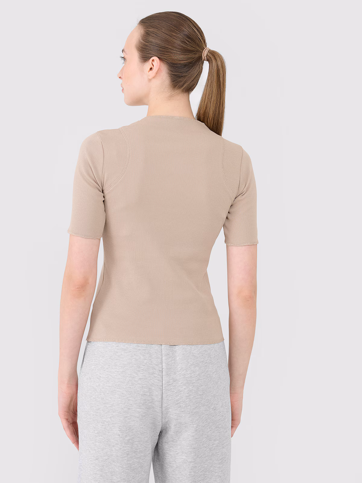 T-shirt z prążkowanej dzianiny damski Outhorn - beżowy