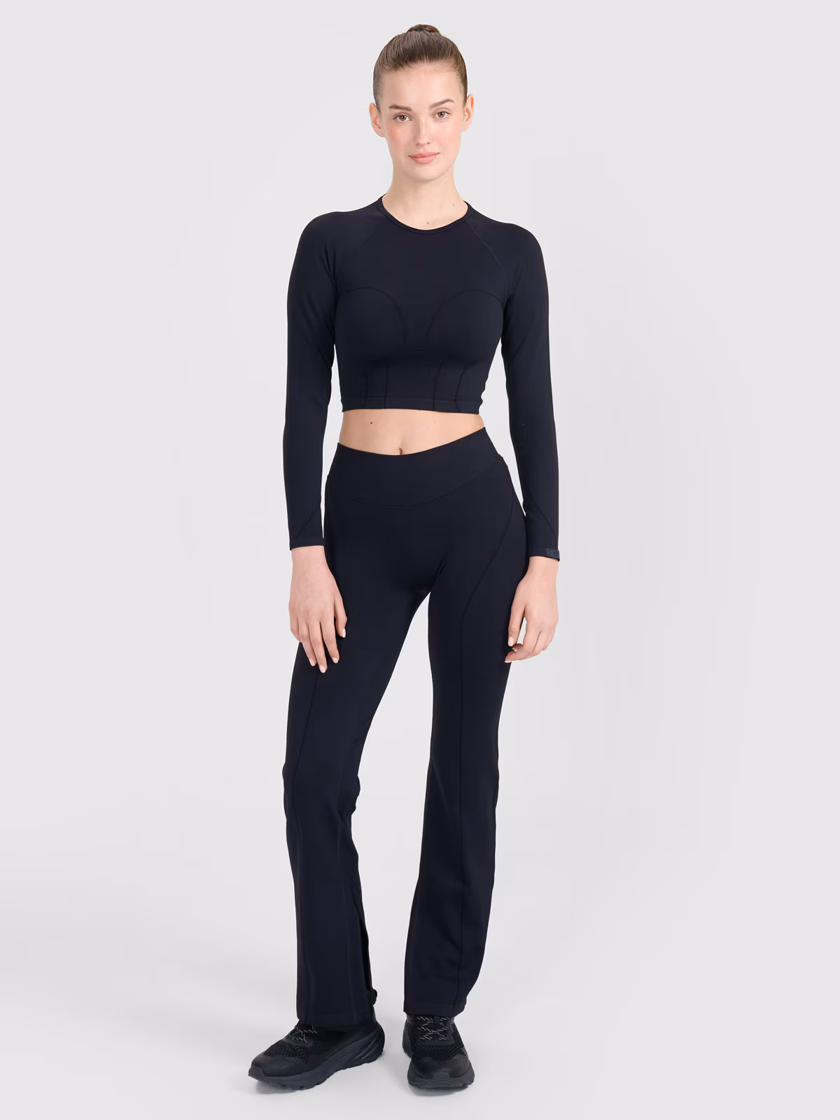 Longsleeve treningowy crop-top z wycięciem na plecach damski - czarny