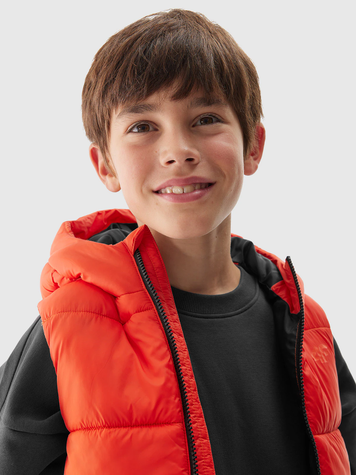 Bezrękawnik puchowy pikowany z kapturem chłopięcy - granatowy