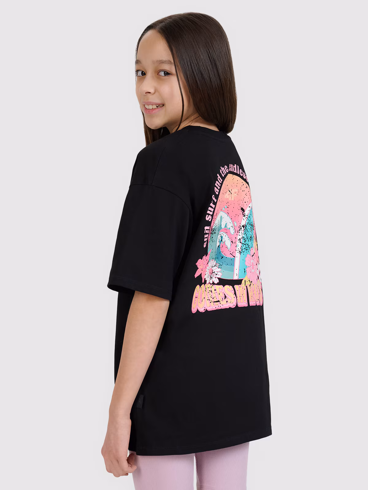 T-shirt oversize z nadrukiem dziewczęcy - czarny