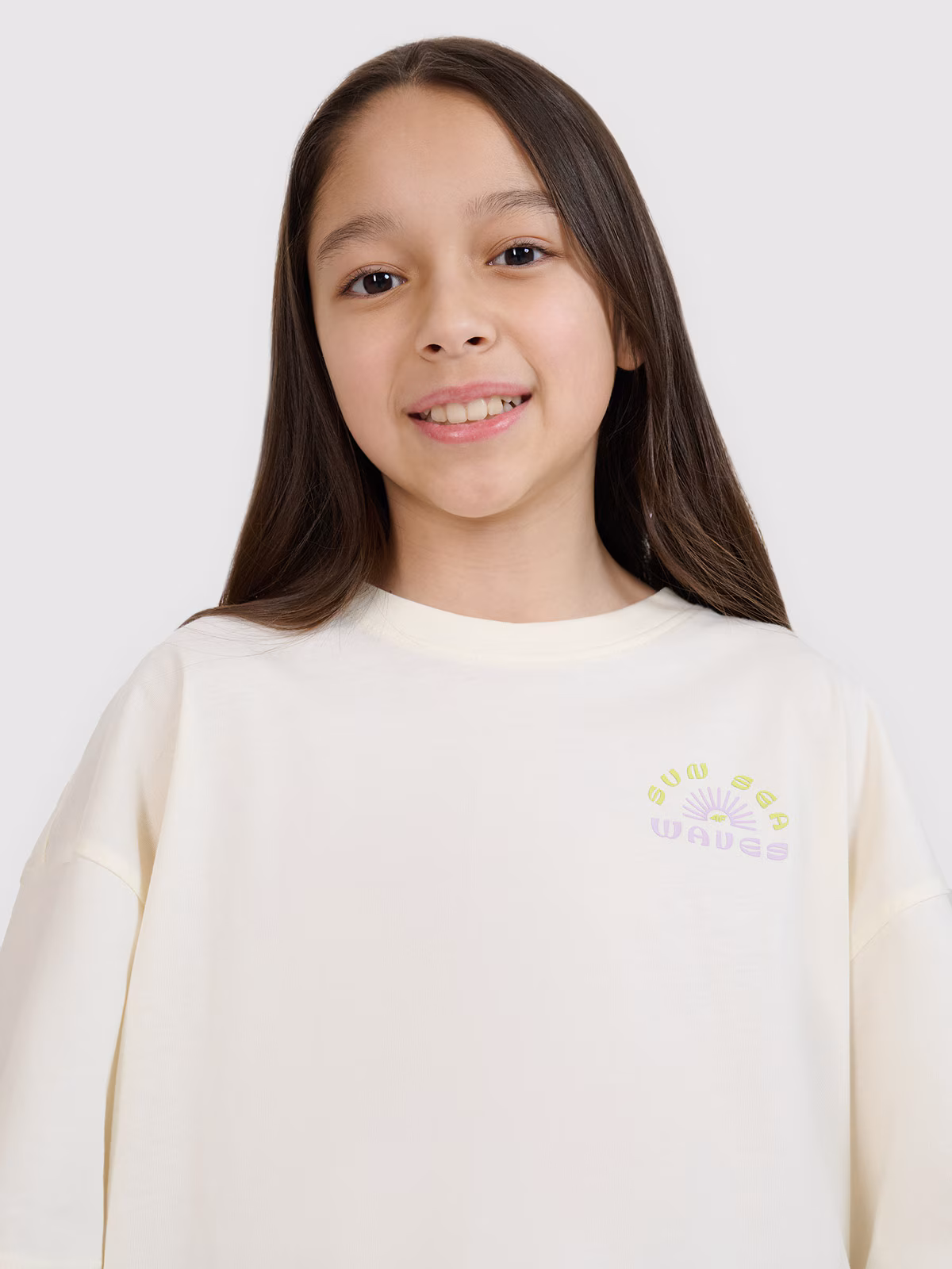 T-shirt oversize crop top z nadrukiem dziewczęcy - biały