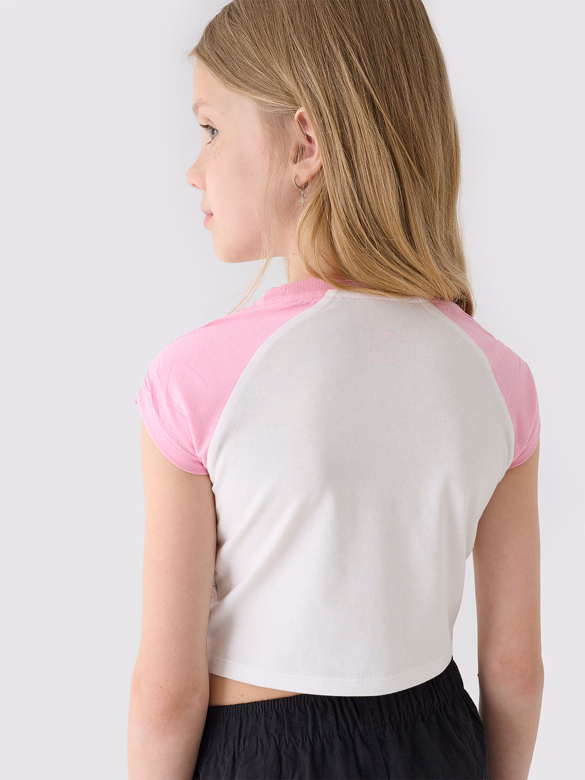 T-shirt cropped z nadrukiem dziewczęcy - turkusowy